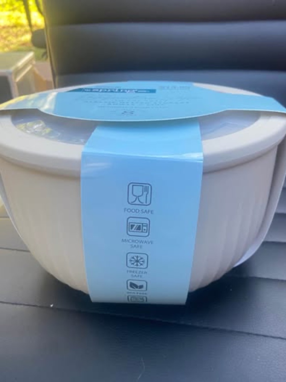 Signature style plastic nested storage bowls (4 total)